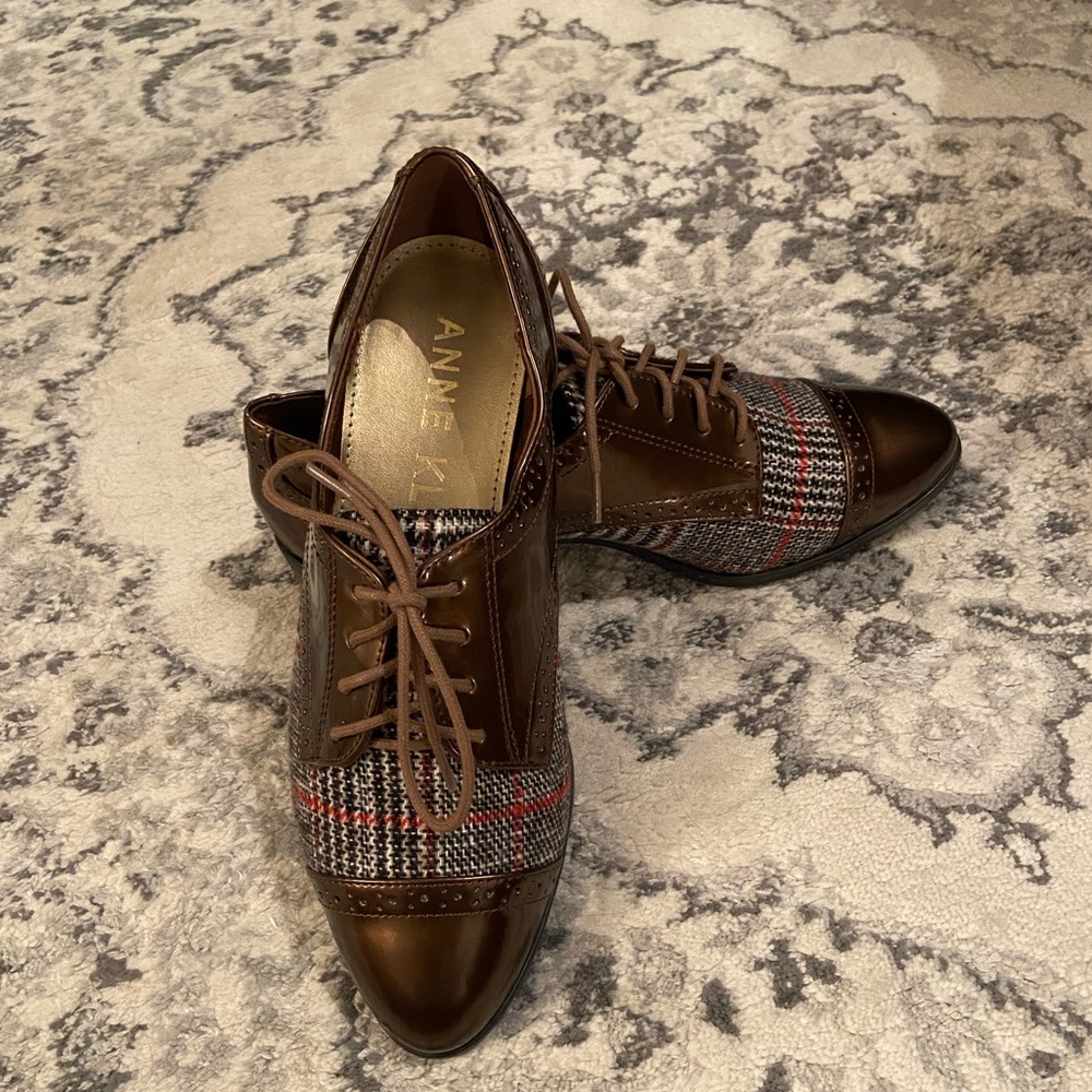 Anne Klein oxford/ loafers.